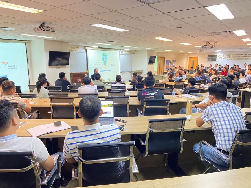 Học viên thảo luận nhóm